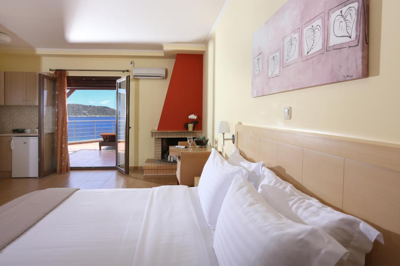 Faros Luxury Suites Marathopoli Exterior photo