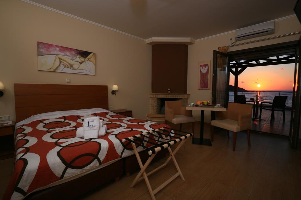 Faros Luxury Suites Marathopoli Exterior photo