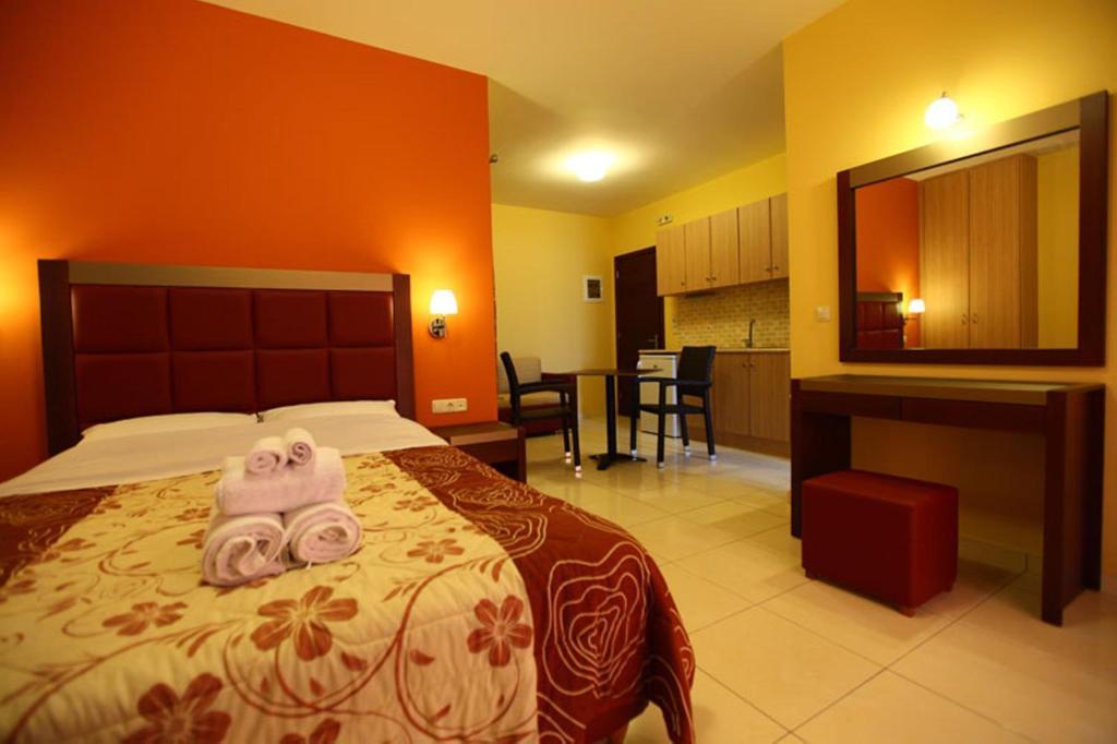 Faros Luxury Suites Marathopoli Room photo