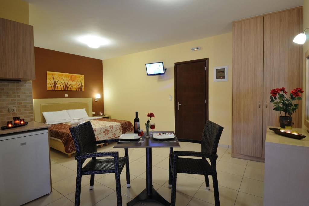 Faros Luxury Suites Marathopoli Exterior photo