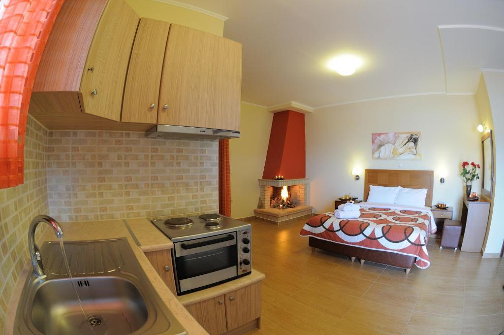 Faros Luxury Suites Marathopoli Room photo