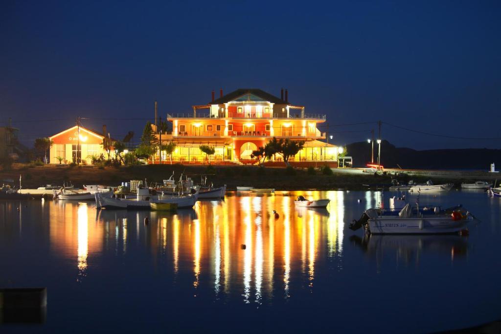 Faros Luxury Suites Marathopoli Exterior photo